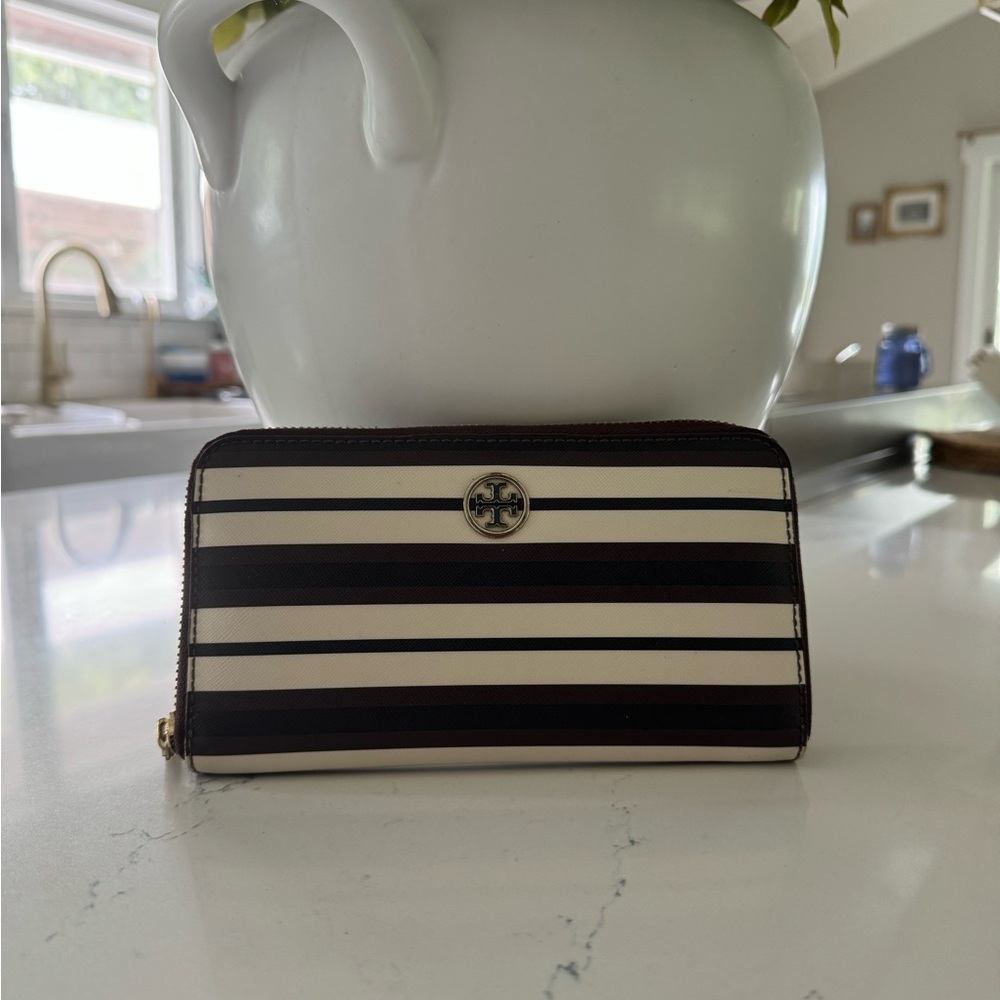 Zipper wallet no longer available.